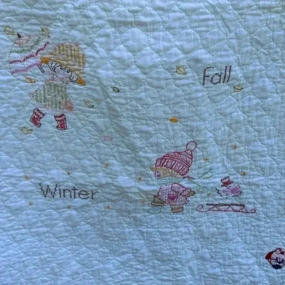 VINTAGE BABY QUILT in good condition somewhere see pics
